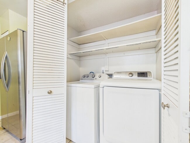 Building Photo - 8811 Hunter Ridge Dr