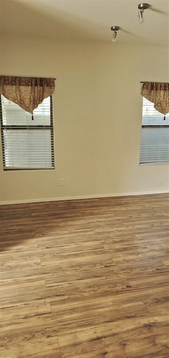 Building Photo - Beautiful 4-Bedroom Home For Rent in Queen...