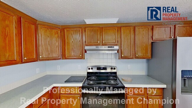 Building Photo - Spacious 3 BD/2.5 BA Home w/New Flooring and Fresh Paint