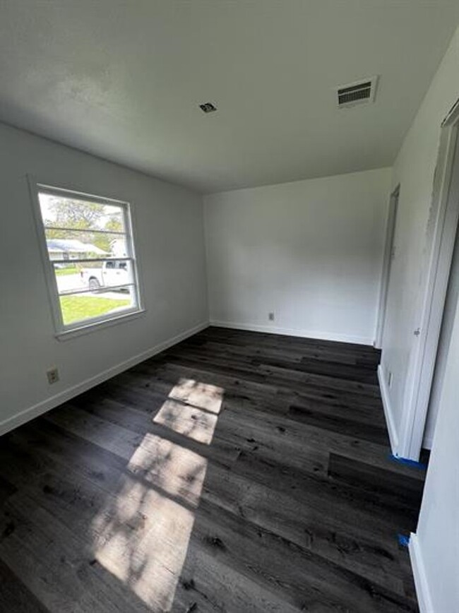 Building Photo - Newly remodeled 2/1 available now