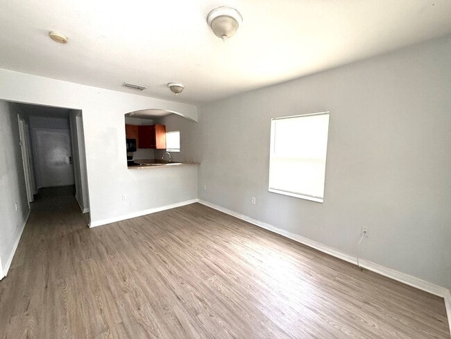 Building Photo - 312 10th Ave Dr W
