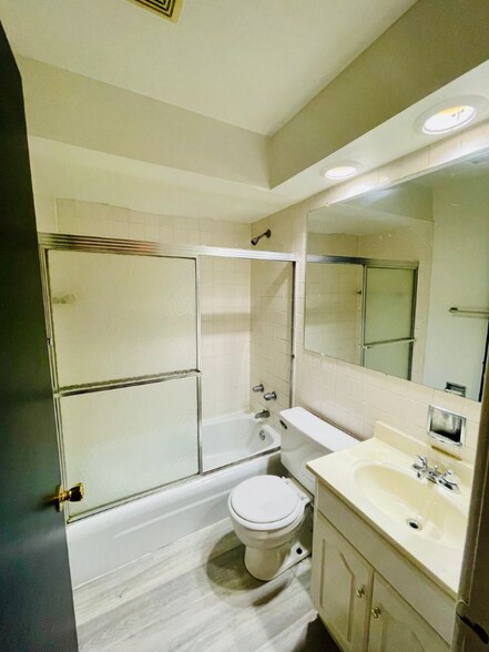 Building Photo - 535 W Briar Pl