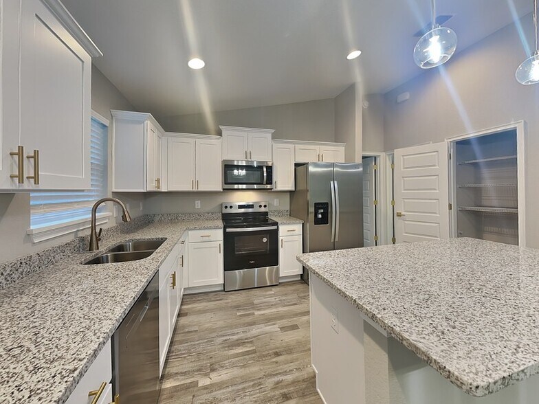 Building Photo - 13 Locust Loop