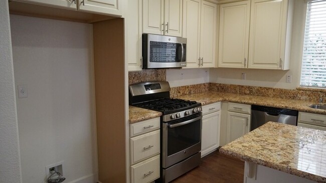 Building Photo - Beautiful 3 Bed, 2.5 Bath in Desirable Dia...