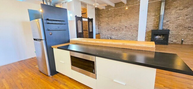 Building Photo - RAVENSWOOD - BEAUTIFUL 1BD/1BTH LOFT FOR R...