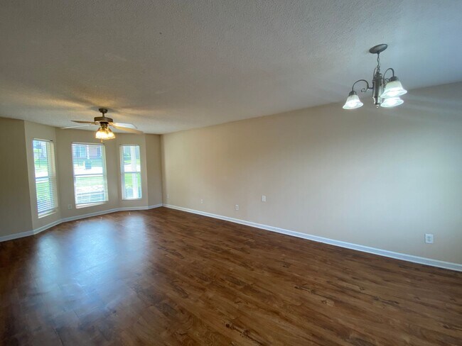 Building Photo - BRIDGEWATER HOME WITH FENCED IN YARD! PRE-LEASING FOR AUGUST 1 2026!