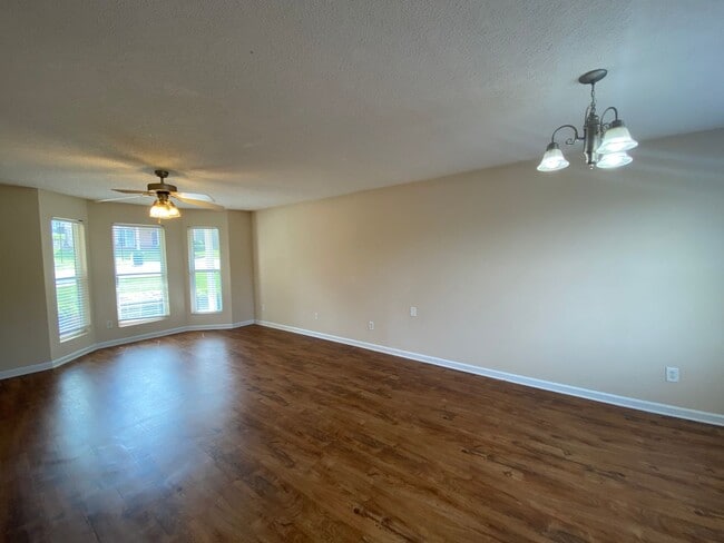 Building Photo - BRIDGEWATER HOME WITH FENCED IN YARD! PRE-LEASING FOR AUGUST 2026!