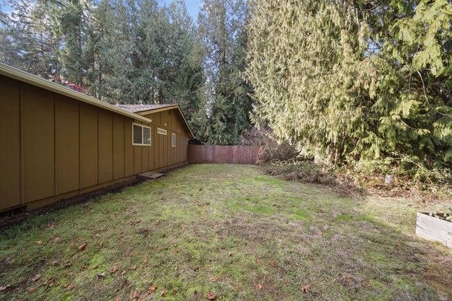 Building Photo - Classic rambler has 3 bedrooms, 1.75 baths, North Thurston School District
