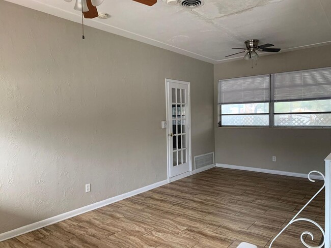 Building Photo - 4 Bedroom 2 Bath Spacious Home