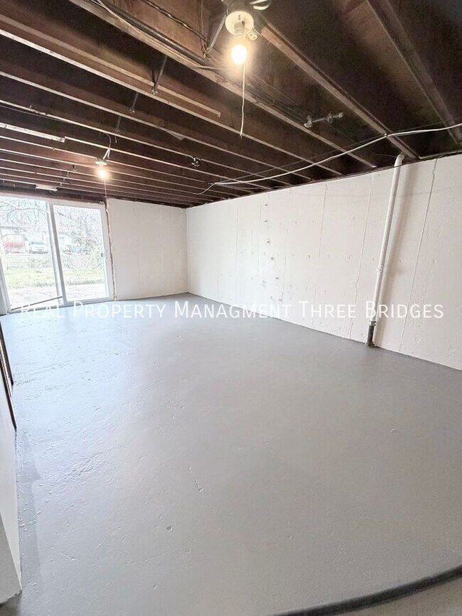 Building Photo - 241 Flora Dr