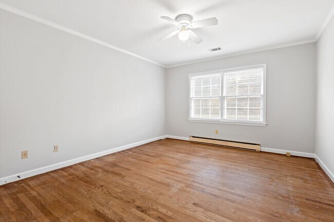 Building Photo - Available 5/9! Charming & Convenient Brick Ranch