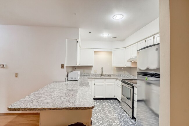 Building Photo - Charming 2-Bedroom Condo Near Campus - Ava...