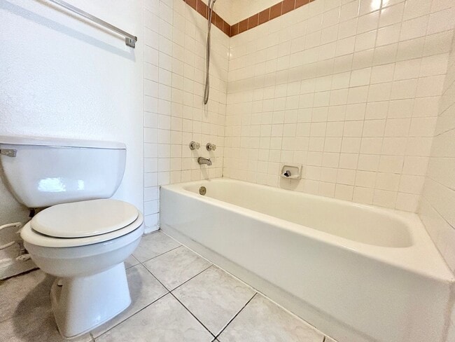 Building Photo - ADORABLE UPSTAIRS CONDO! 2 BEDROOM / 2 FUL...