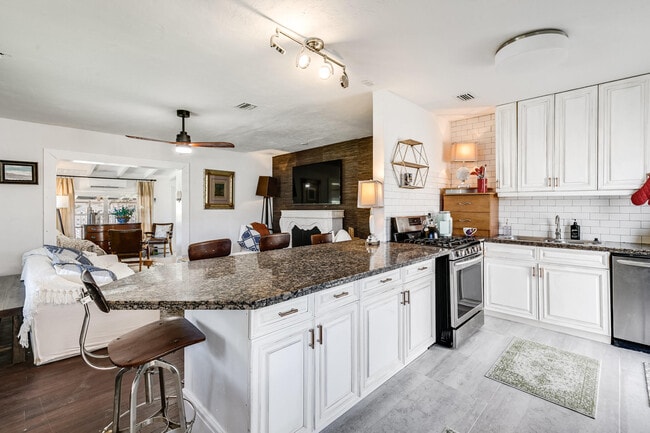 Building Photo - 609 S Arnold Ave