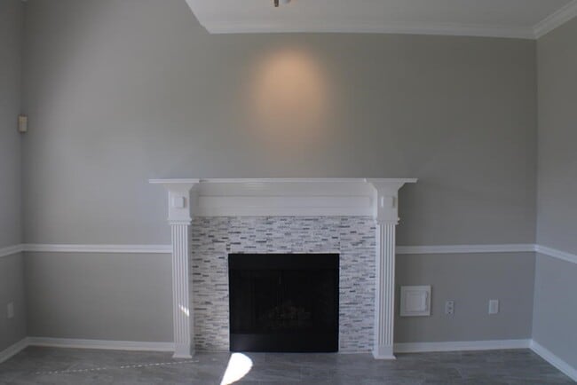 Building Photo - 2411 Rose Hollow Dr