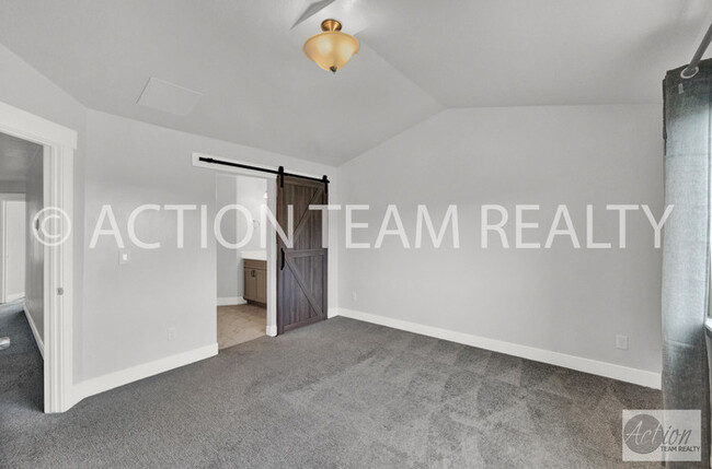Building Photo - Mid-Row Townhome located in Bluffdale!
