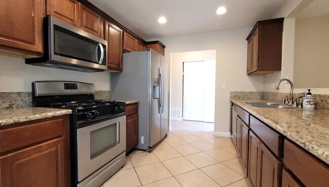 Building Photo - Popular Escondido Single Story 3 Bedroom Home!