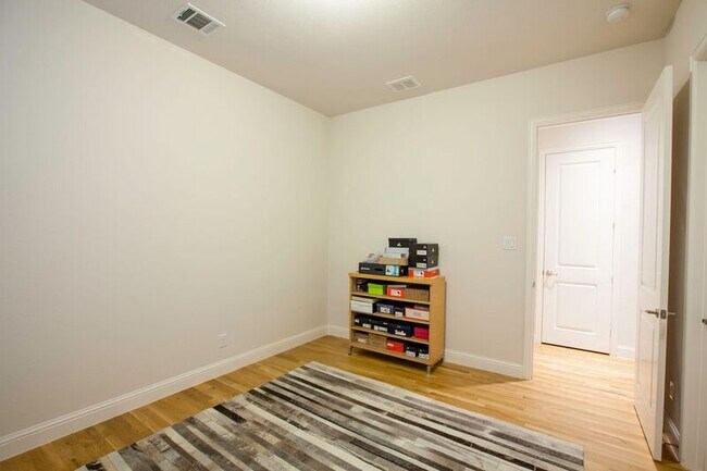 Building Photo - 1614 Thoroughbred Ln