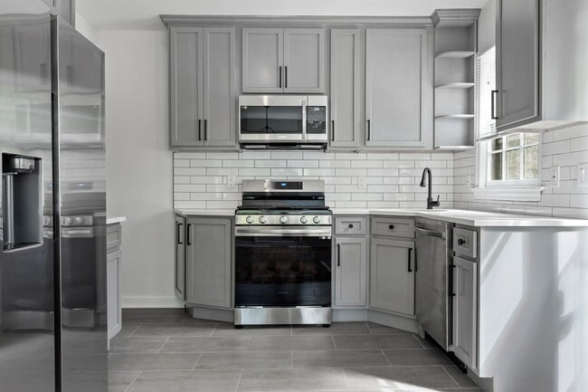 Building Photo - 1122 Lower Ferry Rd