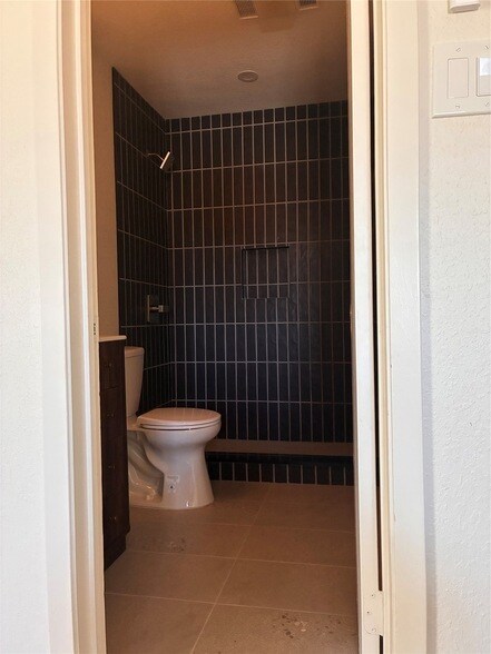 Building Photo - 2101 Mistletoe Ave