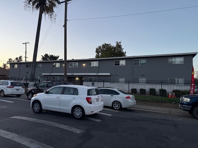 Building Photo - 1523 Los Robles Blvd