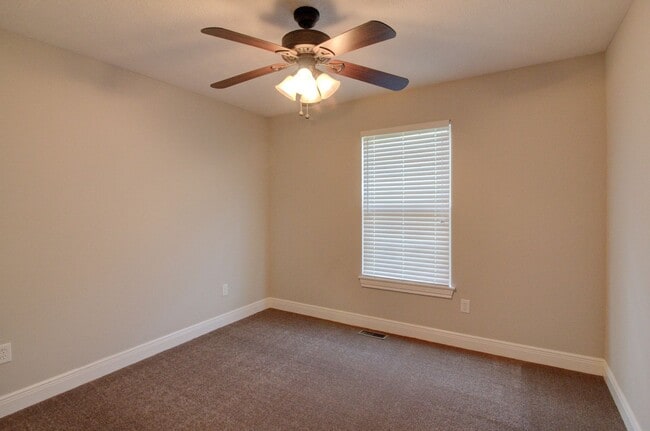 Building Photo - 4 Bedroom Home w/ 3-Car Garage