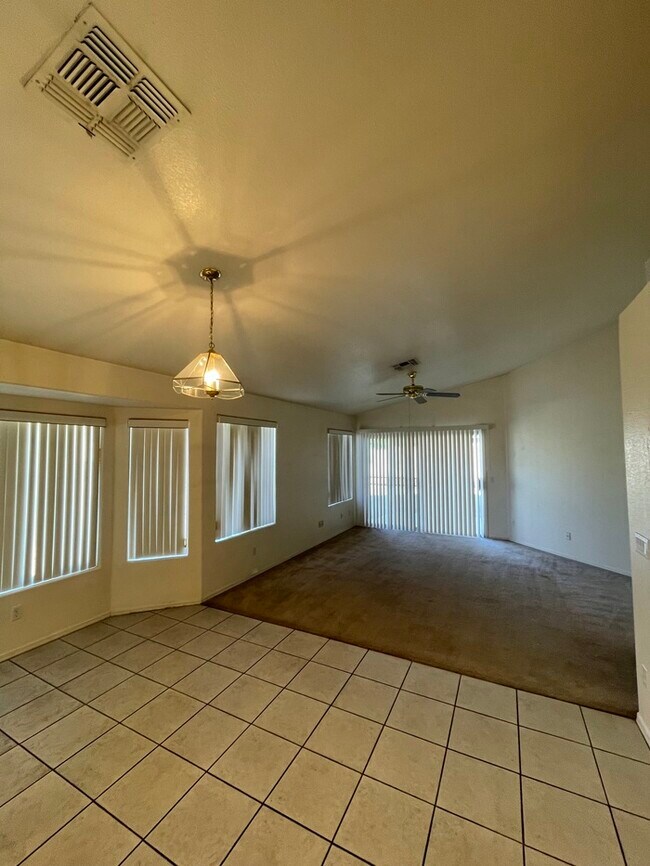 Building Photo - Beautiful 4 Bedroom 2 Bath Home in Phoenix!