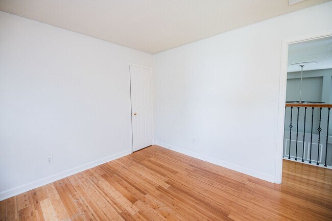 Building Photo - Spacious beautiful 5 bedroom 2.5 bath home...