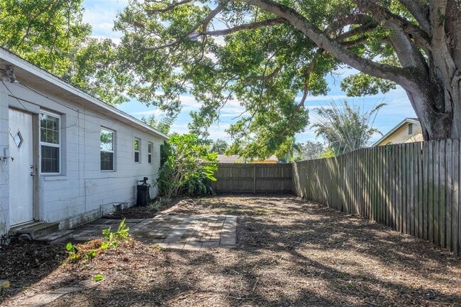 Building Photo - 2900 Leslee Lake Dr N