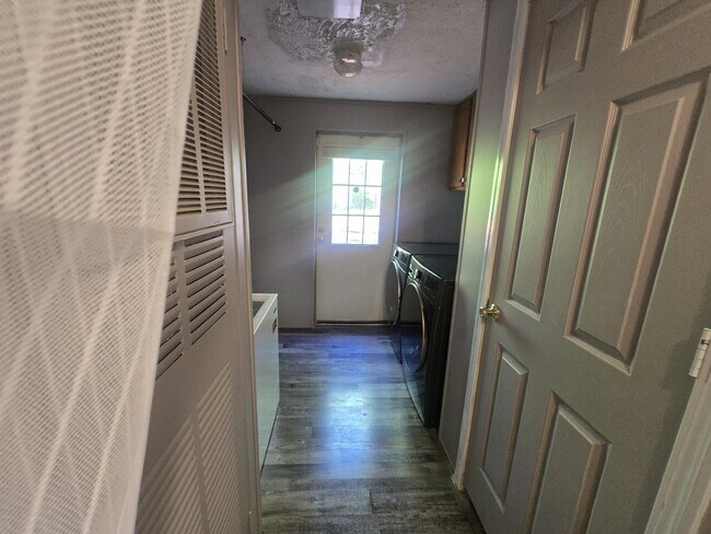 Building Photo - 235 Alview Dr