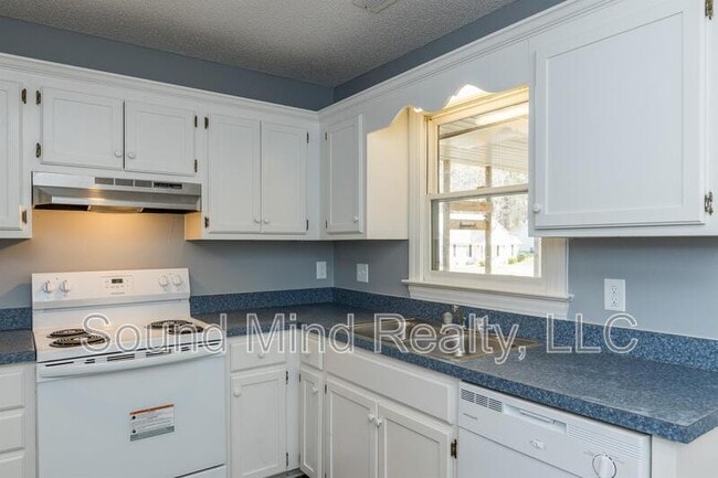 Building Photo - 2145 Tanglewood Rd