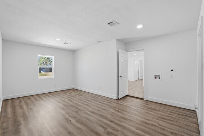 Building Photo - 5962 Ridgeway Dr