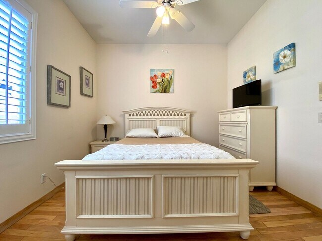 Building Photo - Furnished 4 Bedroom Pool Home - 6 month lease