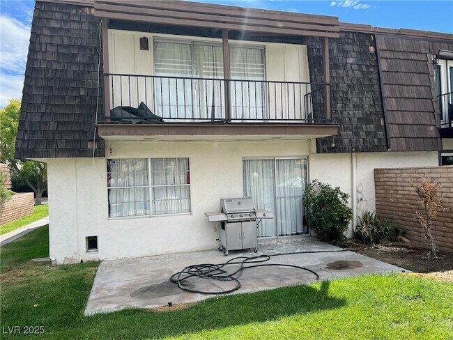 Building Photo - 2963 Pinehurst Dr