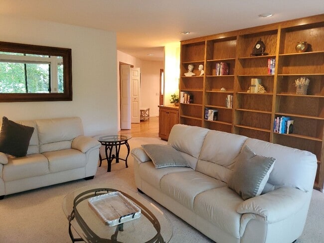 Building Photo - 3 bed  bath fully furnished home on the Ro...