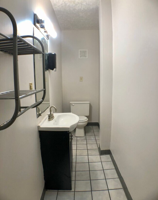 Building Photo - 1 Bed / 1 Bath on 10th Ave close to Wexner Medical Center