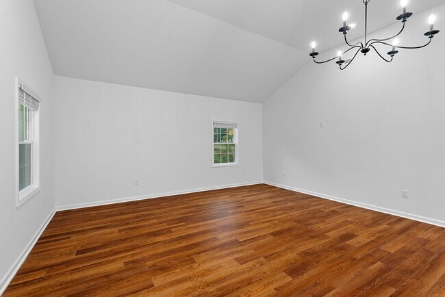 Building Photo - $500 OFF Special - 4Bd/ 2Bath Ranch Style home mins from Downtown Burlington