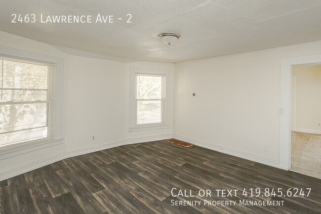 Building Photo - 2463 Lawrence Ave