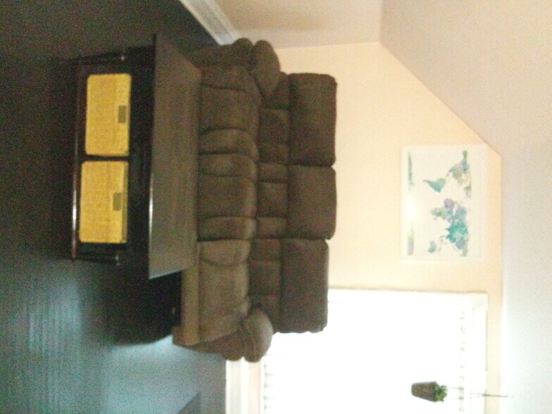 Building Photo - 520 Lawrence Ave