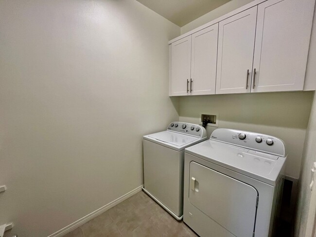 Building Photo - Updated 3BD 2.5BA Townhouse in Imperial Be...