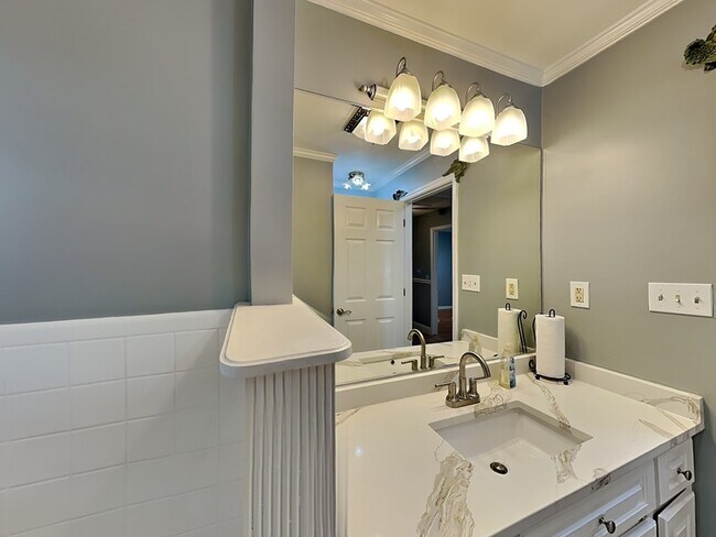 Building Photo - 3020 Wenonah Park Pl SW