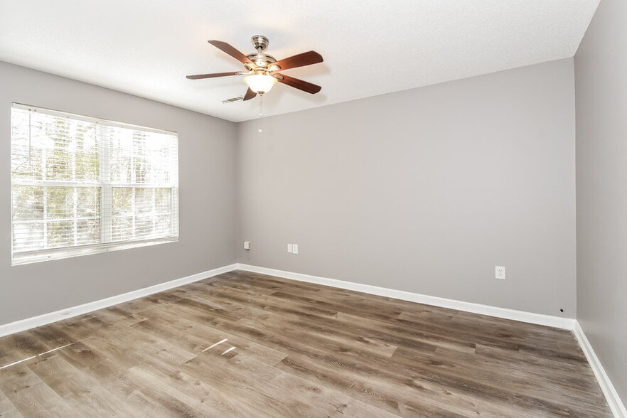 Building Photo - 223 Elm Dr