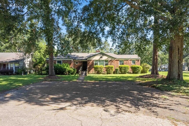 Building Photo - 1605 Akridge Dr