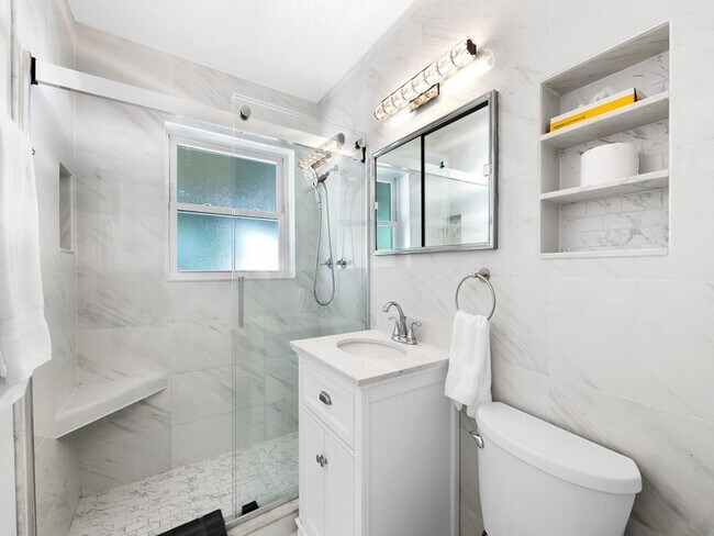 Building Photo - 413 NE 25th Ave