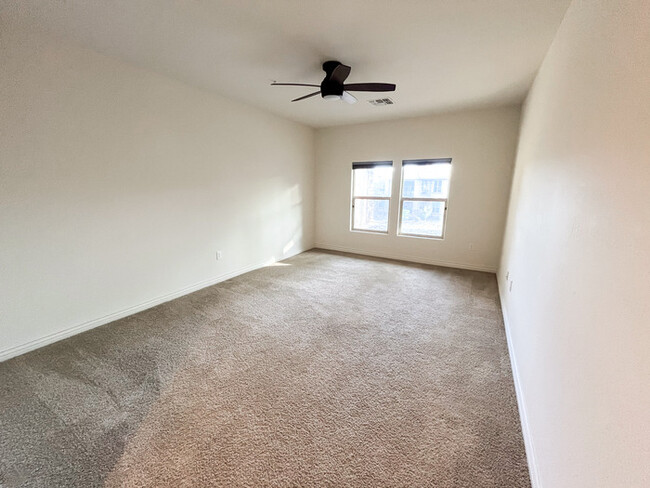 Building Photo - 3Bed/2.5Bath Townhouse at the 303 amd the ...