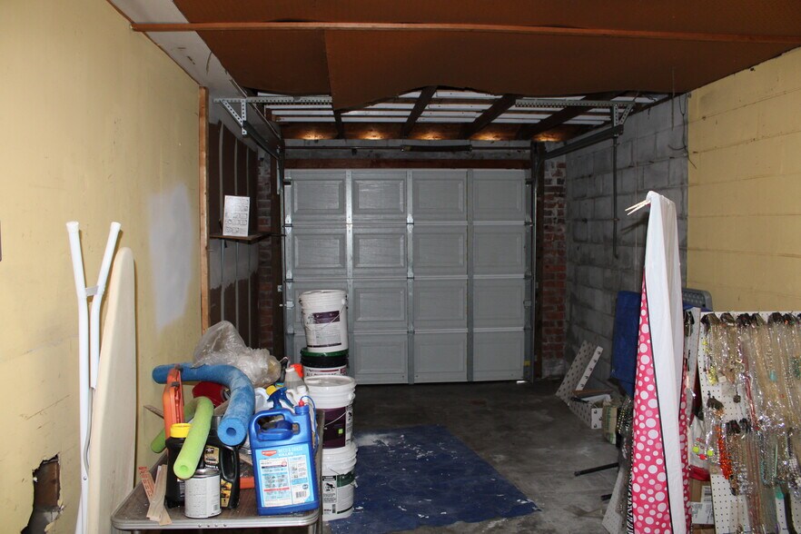 Garage-: - 1563 Pawnee St