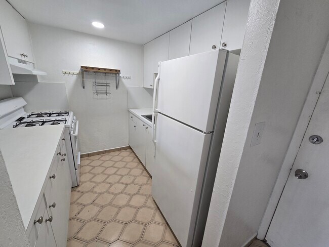 Building Photo - 1305 W 53rd St