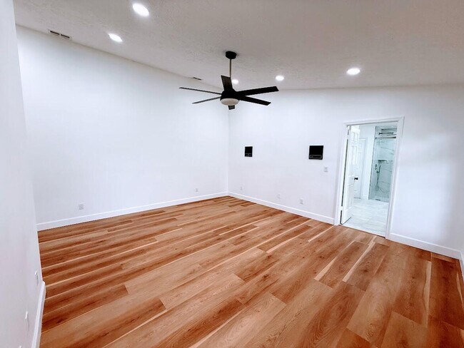 Building Photo - 465 SE Naranja Ave