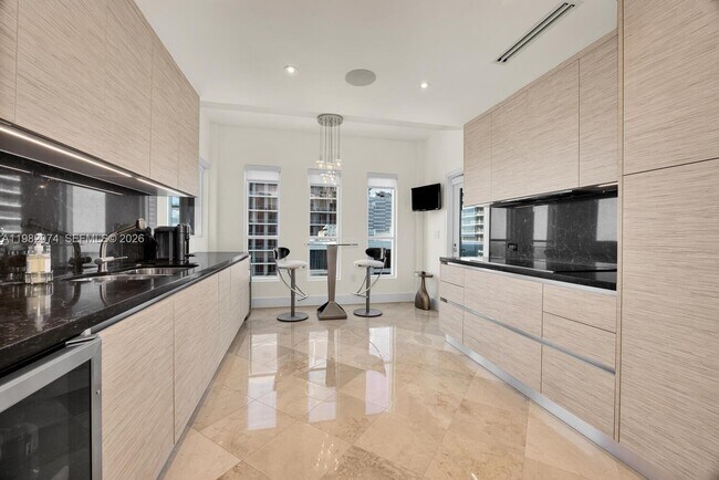 Building Photo - 2645 S Bayshore Dr