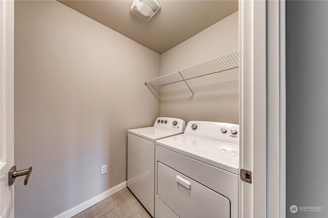 Building Photo - Duplex Style CONDO - 3 Bed 2.5b Bath Fully...